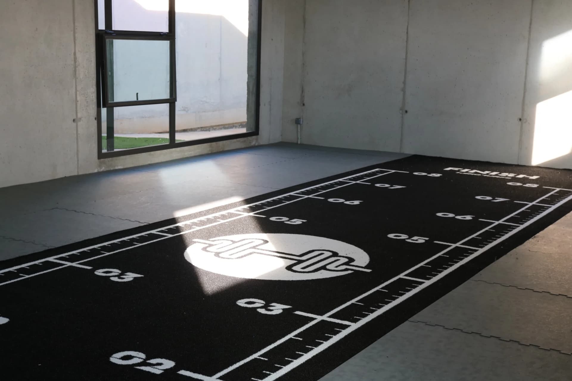 Heroturfs sportgrasbaan geleverd en aangelegd in een sportschool