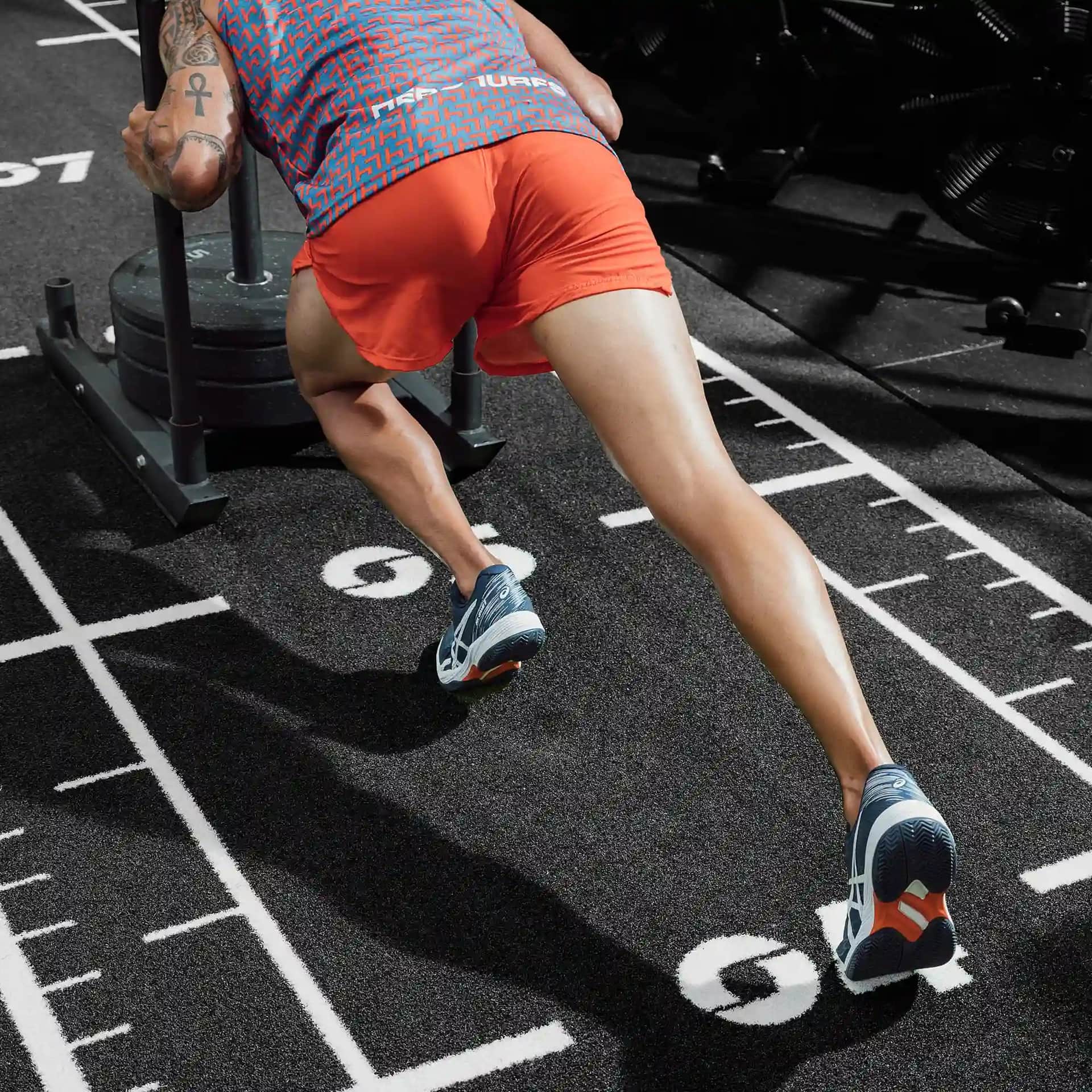 Compacte grasbaan voor thuisgymnastiek voor sleetraining in een privétrainingsruimte